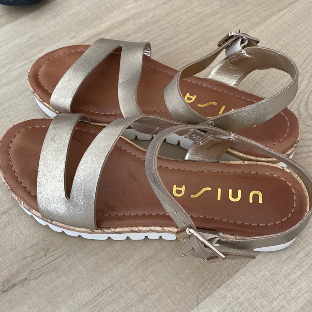 SANDALS / ESPADRILLES